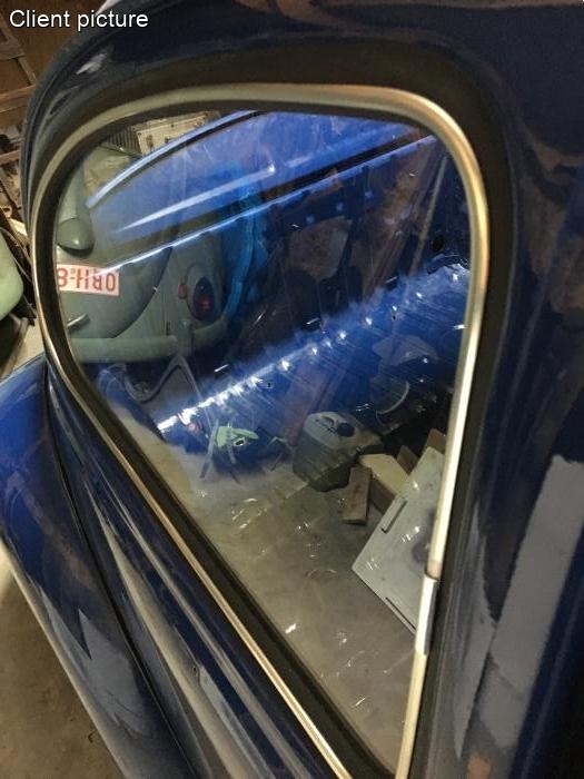 Seitenscheibendichtung mit Zierleistenrille rechts