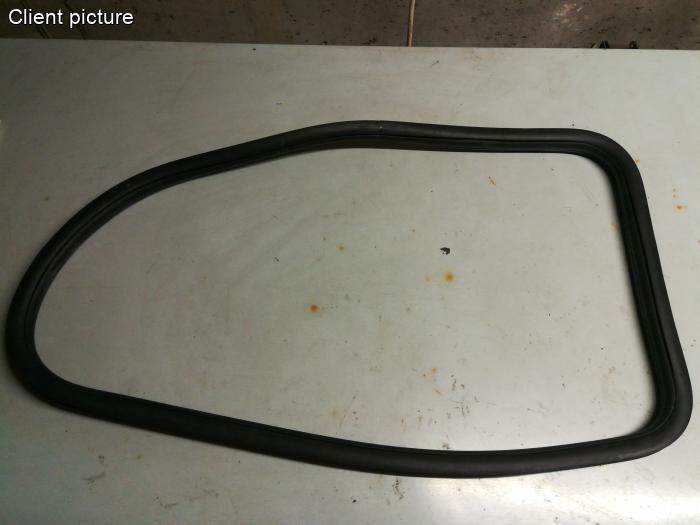 Seitenscheibendichtung mit Zierleistenrille rechts