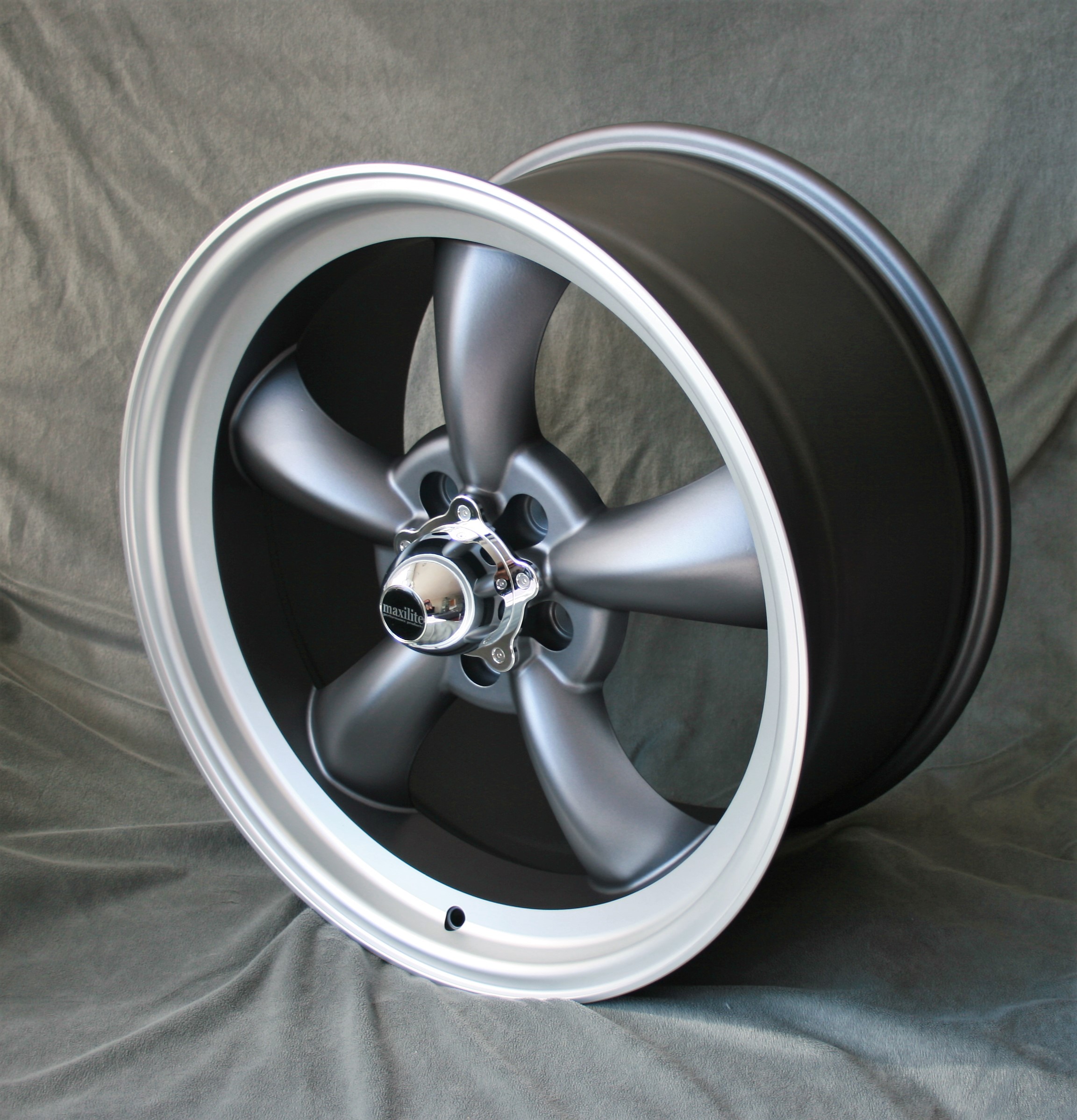 Maxilite AR 10x19 Felge für Ford anthracite/diamond cut