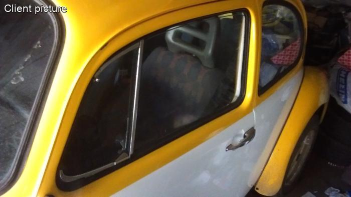 Türscheibenabstreifer mit Zierleiste schwarz links