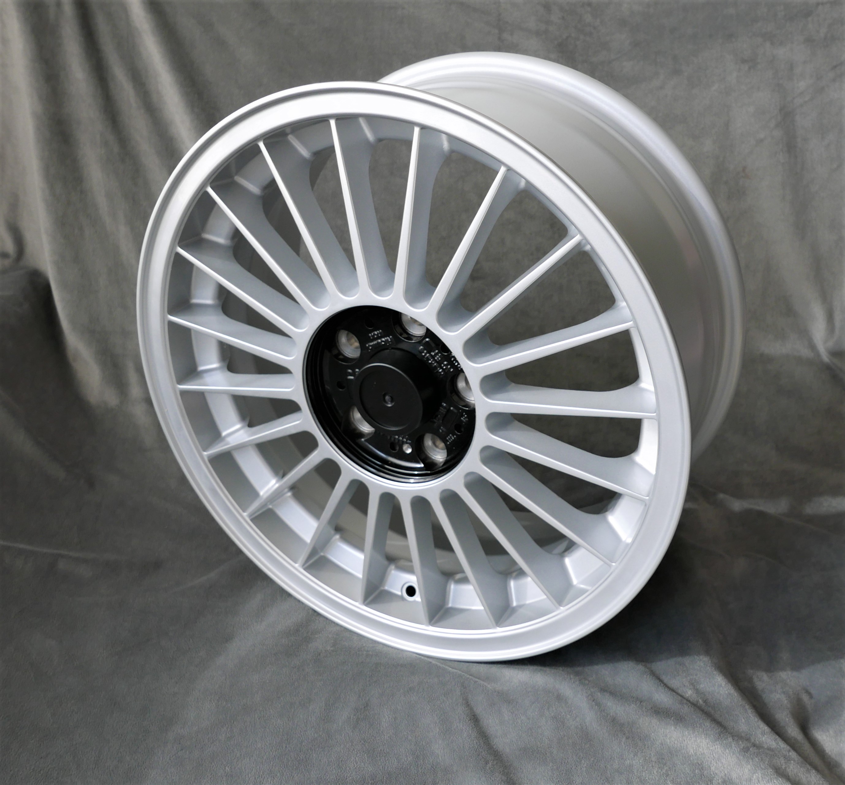 Maxilite Spoke Felge für BMW 8x18 silver/black