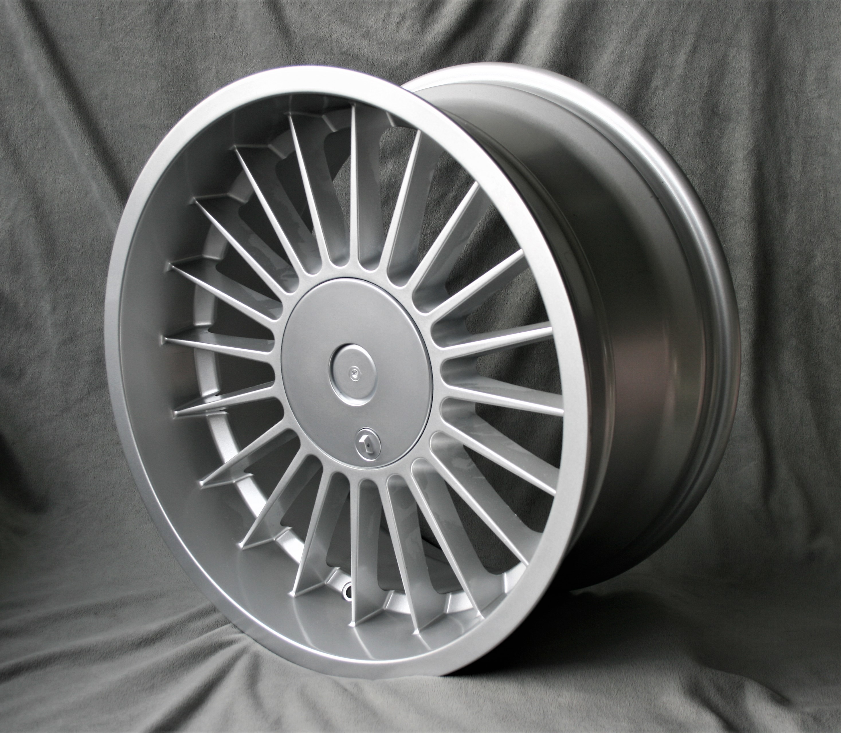 Maxilite Spoke Felge für BMW 9x18 silber/schwarz