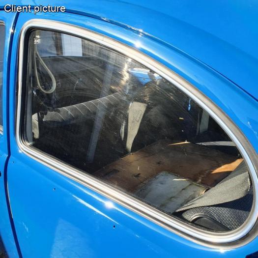 Seitenscheibendichtung mit Zierleistenrille links