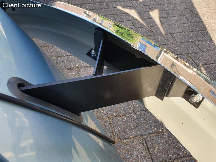 Hintere Stoßstangenhalterung in schwarzer Pulverbeschichtung rechts