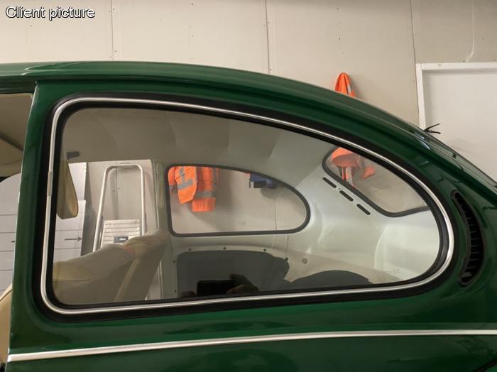 Seitenscheibendichtung mit Zierleistenrille rechts