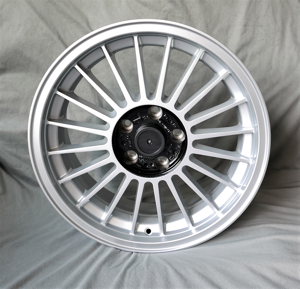 Maxilite Spoke Felge für BMW 8x18 – silber/schwarz