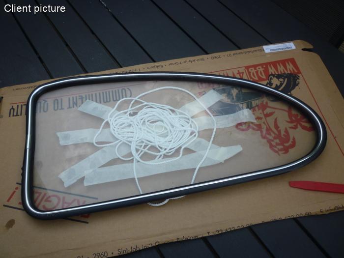 Seitenscheibendichtung mit Zierleistenrille links