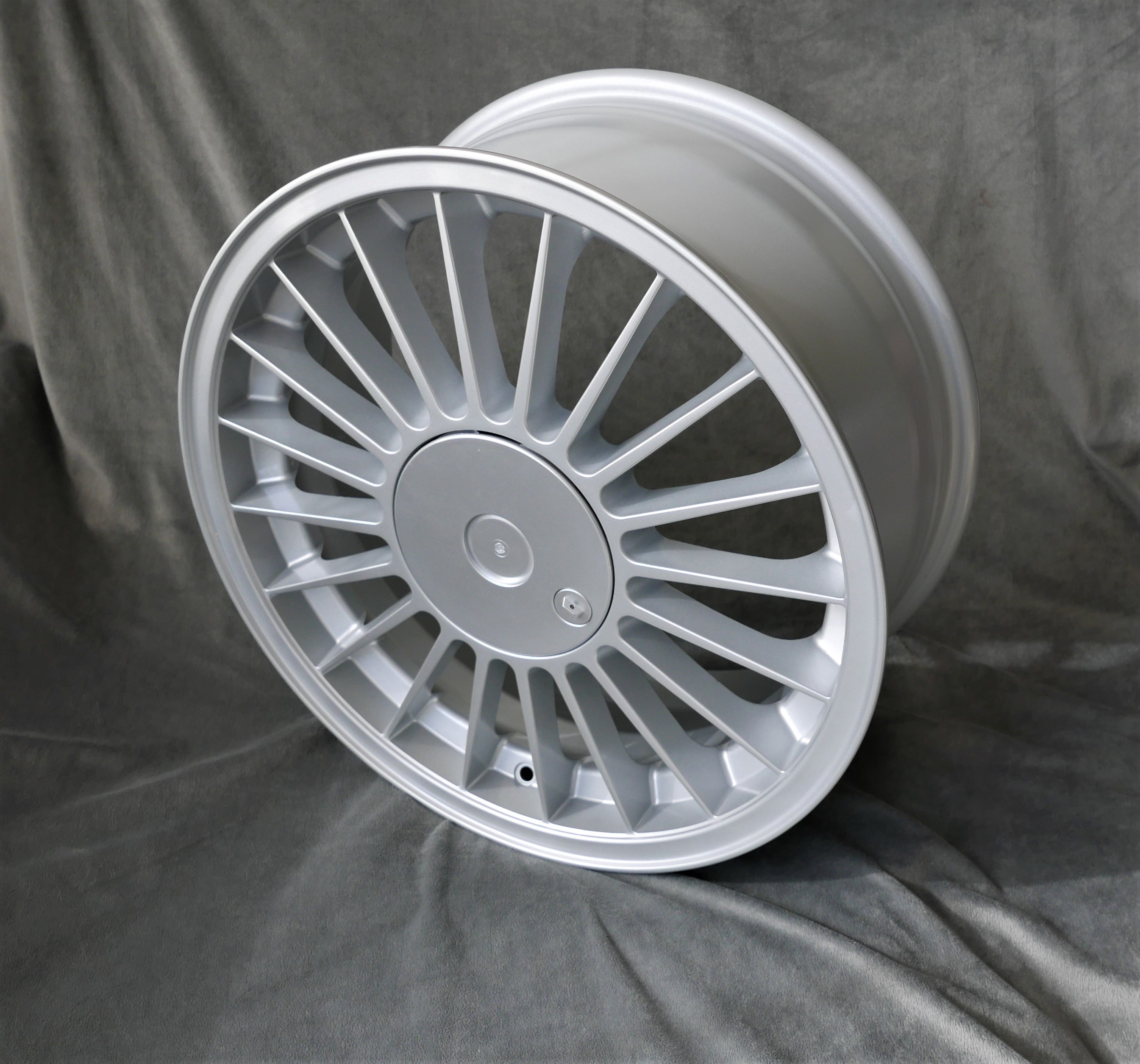 Maxilite Spoke Felge für BMW 8x18 silver/black