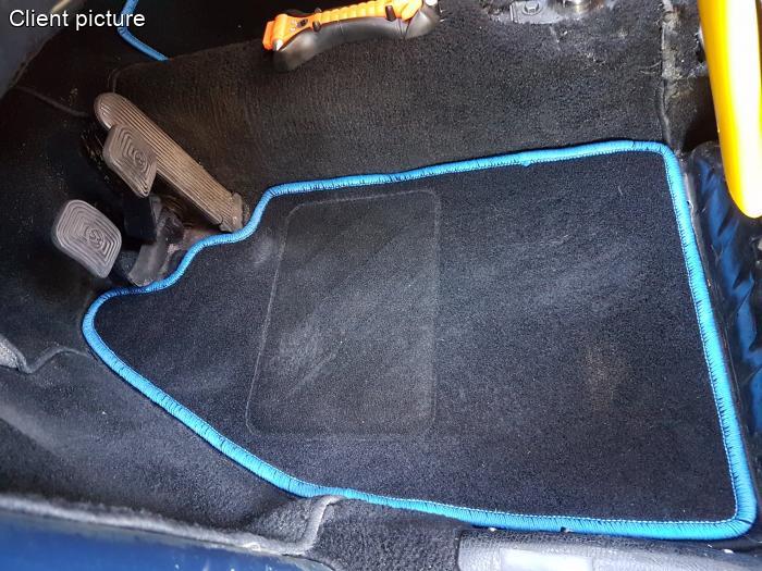 Teppichfußmatten schwarz mit blauen Nähten (4-teilig) 