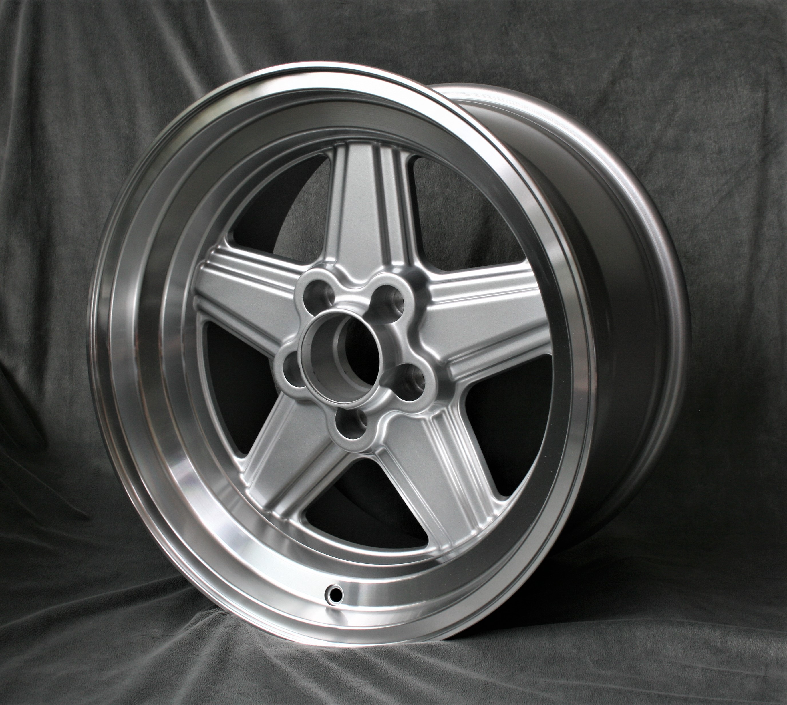 Maxilite Penta Felge für Mercedes 9x17 silver/diamond cut
