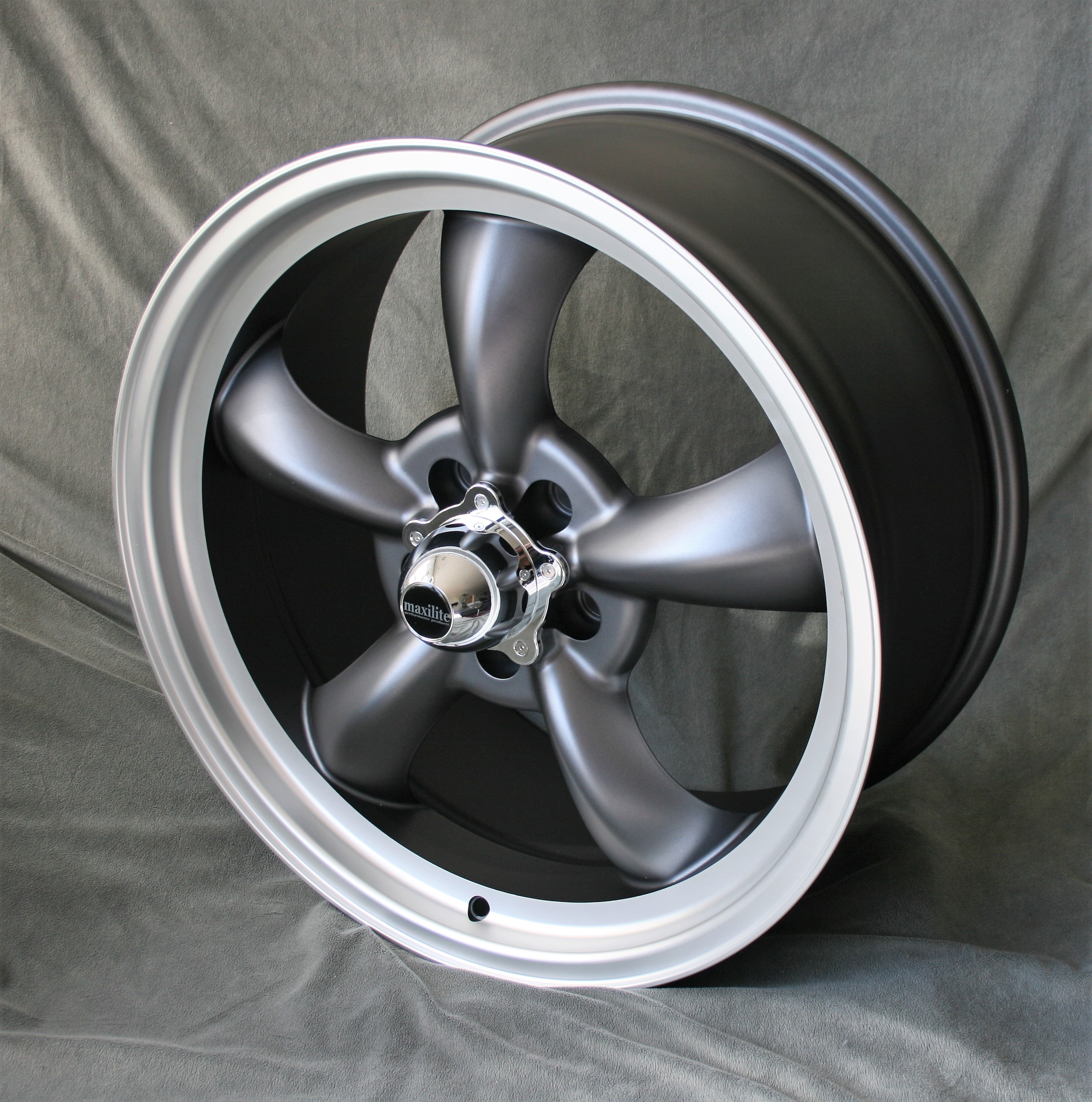 Maxilite AR 9x19 Felge für Ford – anthracite/diamond cut