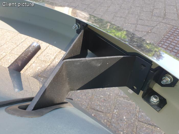 Hintere Stoßstangenhalterung in schwarzer Pulverbeschichtung links